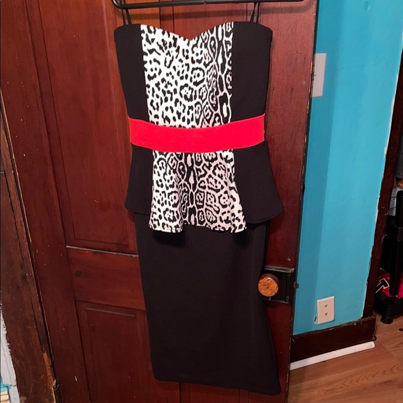 Chic Strapless Black and White Leopard Dress with Red Accent - Picture 2 of 9